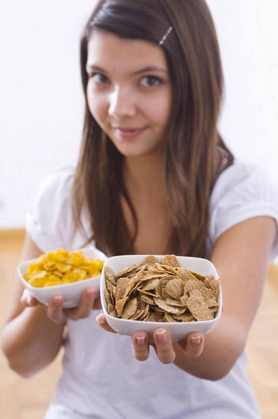 点心,西方人,儿童,一个人,坐,笑,微笑,竖图,室内,白天,正面,纯洁,欧洲,欧洲人,仅一个女性,仅一个人,一堆,许多,握,堆叠,堆积,服装,装饰,头饰,陶瓷,玉米片,食品,陶瓷制品,很多,拿,拿着,注视,休闲装,食物,两个,小孩,衣服,发夹,发饰,夹子,容器,饰品,碗,快餐,零食,观察,看,仅一个小孩,休闲,休闲服,可爱,童年,童趣,握着,服饰,观看,储藏,堆,华丽,修饰,点缀,察看,储存,关注,童真,垃圾食品,烂漫,无邪,配饰,衬托,美观,雅致,雅观,天真,女孩,女人,女性,白种人,孩子,坐着,半身,彩图,贮存,女生