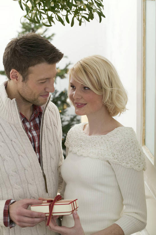 西方人,两个人,站,笑,微笑,露齿笑,竖图,室内,白天,正面,爱情,植物,礼盒,礼物,欧洲,圣诞节,欧洲人,握,服装,节日,庆祝,装饰,包装,包装纸,丝绸,丝带,纸,纸盒,圣诞树,缎带,纸张,浪漫,拿,拿着,注视,休闲装,文化,绸带,盒子,树,树木,衣服,绿色,自然,包装盒,礼品盒,观察,看,站着,庆典,休闲,温暖,温馨,休闲服,恩爱,握着,恋人,服饰,礼品,生长,成长,观看,纪念,华丽,修饰,点缀,和睦,察看,包装材料,牛皮纸,关注,衬托,美观,雅致,雅观,男人,男性,年轻男性,年轻女性,女人,女性,白种人,情侣,站立,半身,彩图,伴侣,融洽