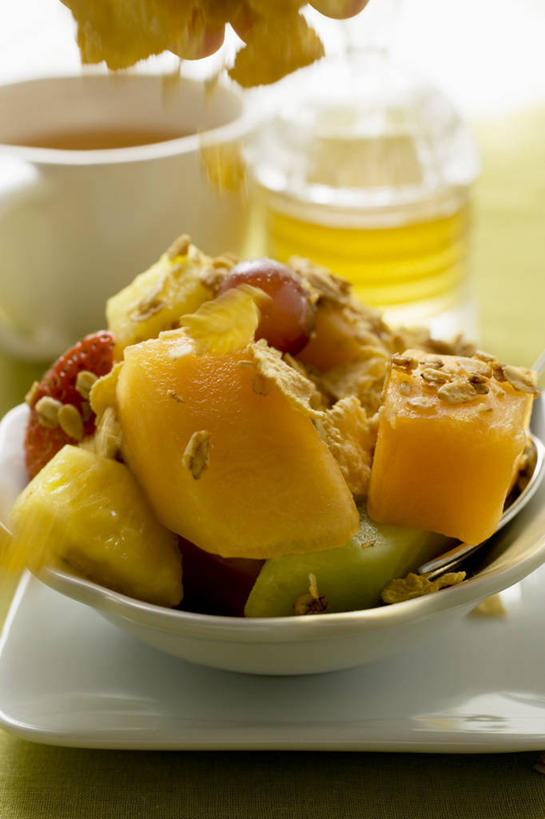 果汁,无人,竖图,俯视,室内,特写,白天,早餐,桌面,桌子,杯子,水果,阴影,新鲜,反射,木制,影子,陶瓷,谷物,生食,沙拉,橙汁,食品,果实,陶瓷制品,饮品,色拉,沙律,水果沙拉,美食,饮食,玻璃制品,食物,饮料,一个,木制品,容器,水杯,碗,保健,有机食品,绿色食品,单个,色拉酱,储藏,麦片,甜橙,储存,可口,千岛酱,适口,玻璃杯,橙子,橙,彩图,高角度拍摄,鹄壳,黄橙,黄果,金橙,金环,金球,糖橙,贮存