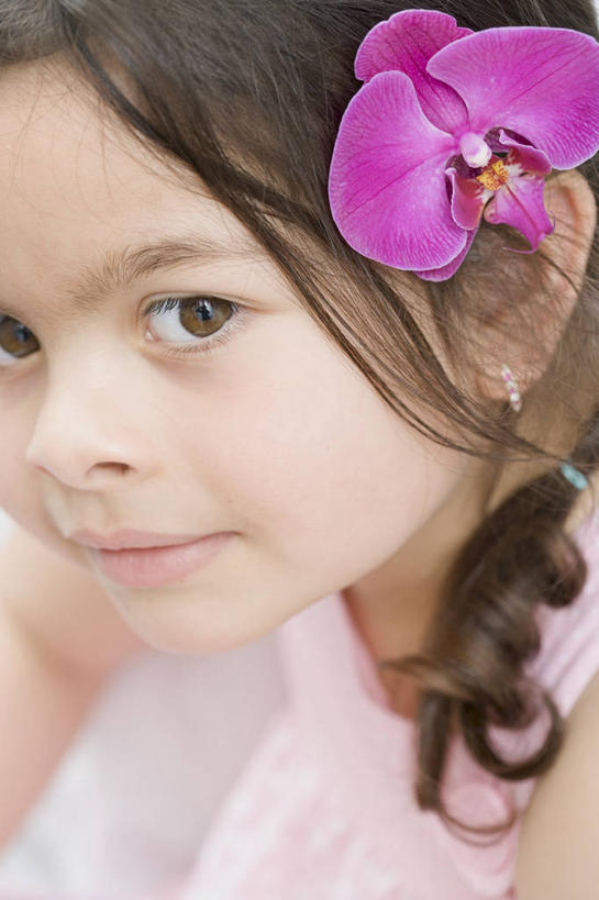 西方人,儿童,脸,头,脸颊,一个人,笑,微笑,竖图,室内,特写,白天,正面,纯洁,欧洲,欧洲人,仅一个女性,仅一个人,服装,朦胧,模糊,装饰,盛开,花蕾,注视,休闲装,花,花瓣,花朵,鲜花,小孩,衣服,花苞,花蕊,观察,看,仅一个小孩,休闲,休闲服,可爱,童年,童趣,服饰,观看,华丽,修饰,点缀,察看,高雅,关注,童真,烂漫,无邪,衬托,美观,雅致,雅观,淡泊,花中君子,天真,兰花,女孩,女人,女性,白种人,孩子,头部,脸部,脸蛋,面部,半身,彩图,女生