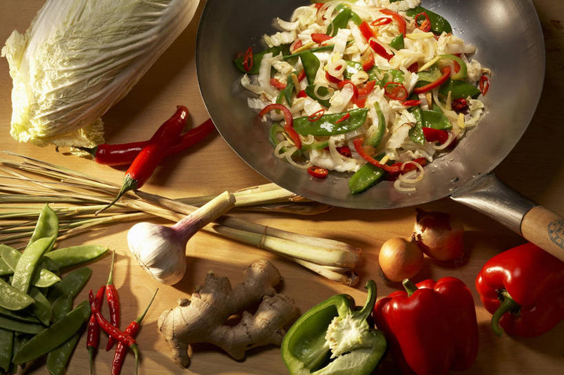 无人,横图,俯视,室内,特写,白天,烹饪,植物,桌面,桌子,豆,扁豆,姜,辣椒,蔬菜,蒜,厨具,金属制品,阴影,新鲜,反射,金属,木制,锅子,影子,豆类,豆子,菌菇,蘑菇,调料,调味,香料,佐料,食品,黑胡椒,调味品,调味料,蒜头,菌类,锅,香茅,柠檬草,食物,一个,木制品,食用菌,有机食品,绿色食品,单个,煎锅,锅具,配料,止咳,彩椒,烹饪用具,豆科,辣角,红海椒,大椒,辣虎,广椒,止痛,白扁豆,作料,解毒,胡蒜,发汗,温肺,温胃,行气,止呕,百辣云,烹调用具,羊眼豆,沿篱豆,小刀豆,甜椒,藤豆,树豆,柿子椒,生姜,膨皮豆,南豆,南扁豆,凉衍豆,老姜,辣子,胡椒,海椒,番椒,蛾眉豆,灯笼椒,大蒜,茶豆,藊豆,烹调,彩图,高角度拍摄,散寒