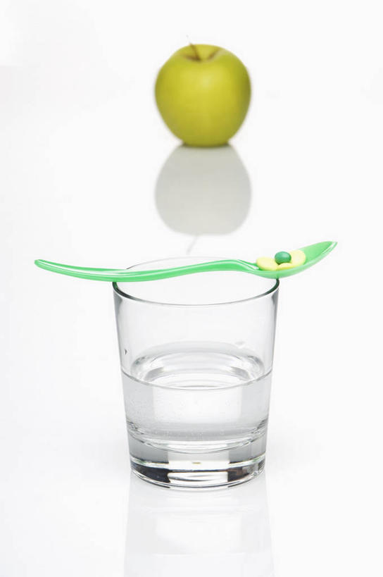 无人,竖图,俯视,室内,特写,白天,白色背景,安全,水,桌面,桌子,苹果,杯子,水果,阴影,新鲜,反射,木制,药剂,液体,影子,勺子,生食,食品,果实,防护,饮用水,胶囊,玻璃制品,食物,一个,绿色,木制品,水杯,药品,调羹,汤匙,矿泉水,治疗,摄影,有机食品,绿色食品,影棚,单个,保护,药物,医疗,保险,预防,蒸馏水,平安,玻璃杯,彩图,高角度拍摄,影棚拍摄,拍摄