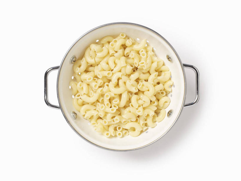 面食,通心粉,无人,横图,俯视,室内,特写,白天,白色背景,西餐,桌面,桌子,金属制品,一堆,许多,阴影,堆叠,堆积,反射,金属,木制,滤器,影子,勺子,面,通心面,料理,食品,很多,食物,黄色,木制品,西式,摄影,影棚,堆,漏勺,彩图,高角度拍摄,影棚拍摄,拍摄