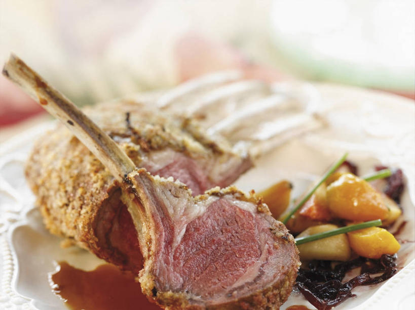 无人,横图,俯视,室内,特写,白天,烹饪,西餐,桌面,桌子,桃子,餐具,水果,阴影,朦胧,模糊,新鲜,反射,木制,碟子,盘,影子,调料,酱料,酱汁,肉,生食,佐料,羊排,料理,食品,果实,调味品,调味料,羊肉,酱,菜肴,美食,肉类,食物,一个,盘子,木制品,碟,西式,佳肴,有机食品,绿色食品,单个,肉食,肺果,彩图,高角度拍摄