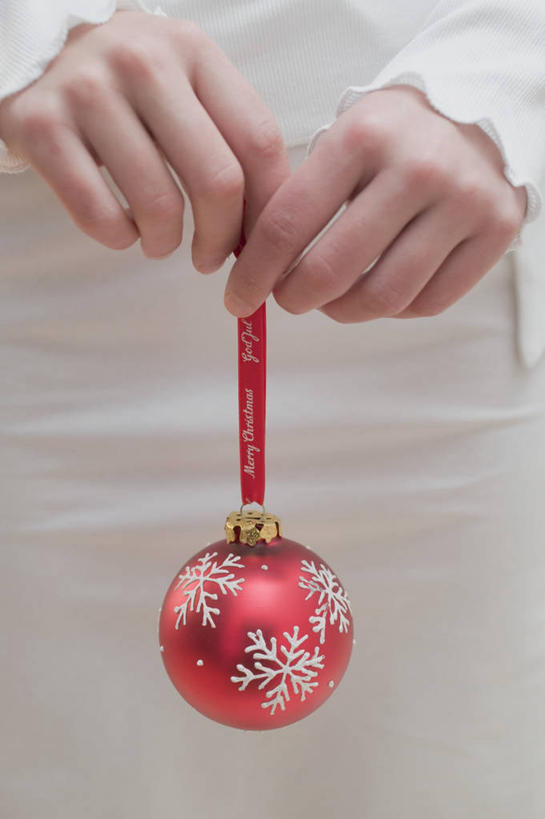 西方人,儿童,手,一个人,站,竖图,室内,特写,白天,正面,纯洁,欧洲,圣诞节,欧洲人,双手,仅一个女性,仅一个人,握,服装,节日,庆祝,装饰,挂饰,丝绸,丝带,缎带,圣诞球,拿,拿着,休闲装,文化,绸带,球,一个,小孩,衣服,红色,白色,站着,仅一个小孩,庆典,休闲,球体,手部,休闲服,可爱,童年,童趣,握着,服饰,单个,纪念,华丽,修饰,点缀,童真,烂漫,无邪,衬托,美观,雅致,雅观,天真,女孩,女人,女性,白种人,孩子,站立,半身,彩图,女生