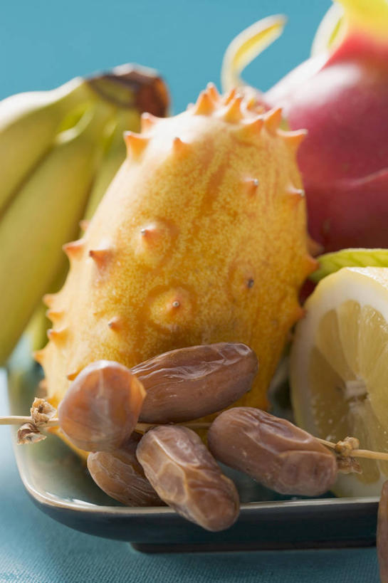 无人,竖图,俯视,室内,特写,白天,桌面,桌子,柠檬,香蕉,餐具,水果,一堆,许多,阴影,堆叠,堆积,蓝色背景,新鲜,反射,木制,碟子,盘,影子,生食,食品,果实,刺角瓜,非洲角瓜,很多,火龙果,食物,一个,盘子,木制品,碟,青龙果,摄影,有机食品,绿色食品,影棚,单个,堆,枣椰子,非洲黄瓜,波斯枣,番枣,海枣,无漏子,椰枣,伊拉克枣,非洲角黄瓜,益母果,柠果,甘蕉,彩图,高角度拍摄,影棚拍摄,拍摄