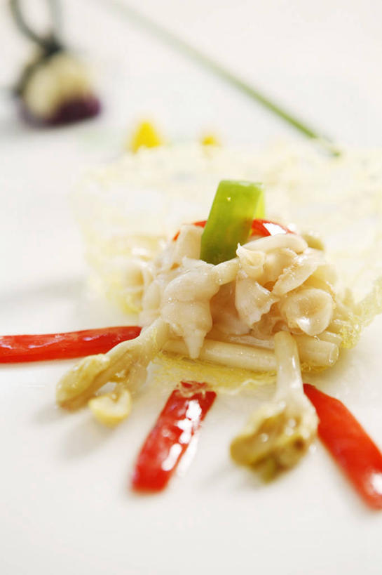 无人,竖图,俯视,室内,特写,白天,白色背景,烹饪,中餐,桌面,桌子,辣椒,蔬菜,阴影,朦胧,模糊,新鲜,反射,木制,影子,菌菇,蘑菇,料理,食品,菌类,菜肴,美食,食物,木制品,中式,食用菌,摄影,佳肴,有机食品,绿色食品,影棚,辣角,红海椒,大椒,辣虎,广椒,辣子,红辣椒,海椒,番椒,彩图,高角度拍摄,影棚拍摄,拍摄