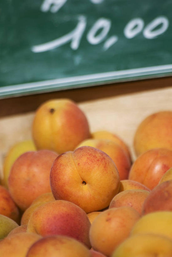 无人,竖图,俯视,室内,特写,白天,购物,消费,杏,水果,一堆,许多,阴影,堆叠,堆积,新鲜,反射,标签,标志,数字,文字,影子,字符,生食,食品,果实,集市,市场,很多,标识,食物,黄色,金融,阿拉伯数字,有机食品,绿色食品,堆,选购,贸易,杏果,杏子,彩图,高角度拍摄