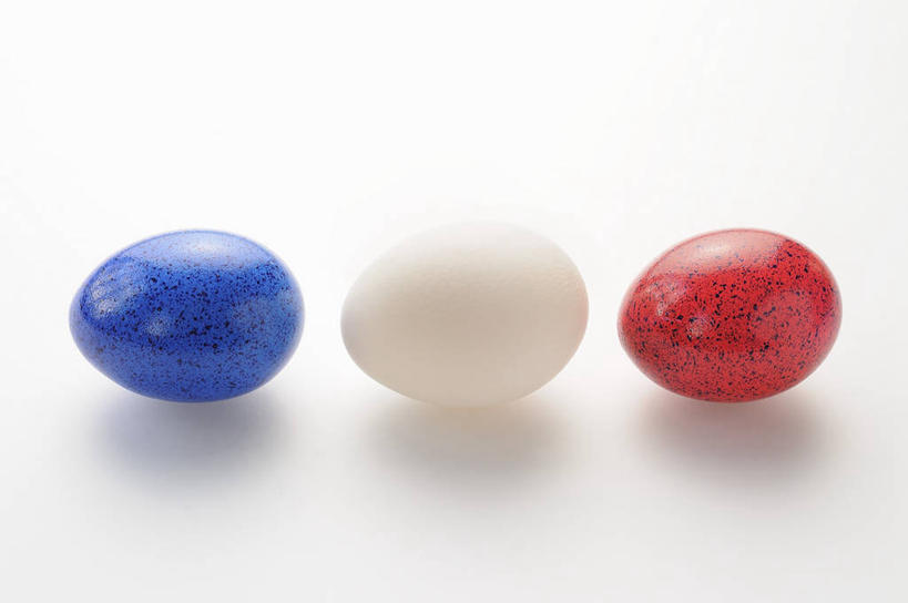 无人,横图,俯视,室内,特写,白天,白色背景,桌面,桌子,复活节,一排,阴影,节日,庆祝,整齐,反射,木制,影子,蛋,文化,排列,三个,红色,蓝色,白色,木制品,庆典,摄影,影棚,纪念,队列,彩蛋,复活节彩蛋,彩图,高角度拍摄,影棚拍摄,拍摄