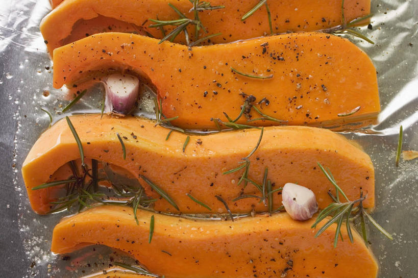 无人,横图,俯视,室内,特写,白天,桌面,桌子,南瓜,蔬菜,蒜,切开,阴影,新鲜,反射,木制,包装,包装纸,影子,纸,金瓜,食品,纸张,蒜头,番瓜,食物,黄色,木制品,切,有机食品,绿色食品,麦瓜,倭瓜,迷迭香,包装材料,牛皮纸,剖面,切面,海洋之露,胡蒜,大蒜,彩图,高角度拍摄