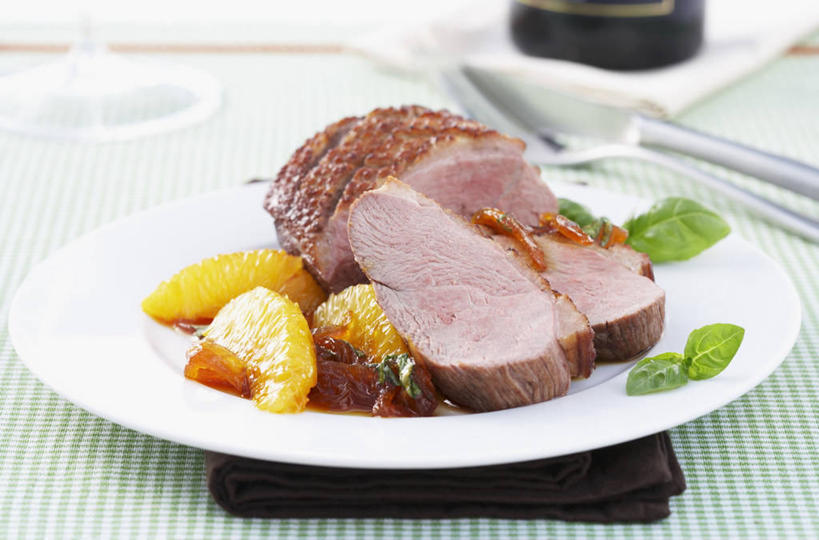 无人,横图,俯视,室内,特写,白天,烹饪,西餐,植物,桌面,桌子,餐具,水果,叶子,金属制品,切开,阴影,新鲜,反射,金属,木制,叉子,刀叉,刀子,碟子,盘,纹理,影子,肉,生食,香料,料理,食品,果实,绿叶,草药,鸭肉,菜肴,美食,肉类,中药,食物,一个,绿色,盘子,餐巾,木制品,碟,香草,切,嫩叶,西式,佳肴,有机食品,绿色食品,单个,罗勒,甜橙,餐刀,紫苏,药材,中草药,剖面,肉食,餐叉,切面,九层塔,圣约瑟夫草,甜罗勒,兰香,中药材,本草,肌理,保洁方巾,口布,叶,叶片,叶脉,进餐用具,橙子,橙,彩图,高角度拍摄,鹄壳,黄橙,黄果,金橙,金环,金球,糖橙