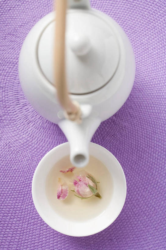无人,竖图,俯视,室内,特写,白天,幸福,茶,桌面,桌子,茉莉花,杯子,阴影,紫色背景,反射,木制,壶,影子,陶瓷,茶叶,玫瑰花,陶瓷制品,饮品,一杯,娱乐,水壶,一个,茶壶,木制品,容器,水杯,花茶,享受,休闲,温馨,放松,乐趣,保健,养生,摄影,影棚,单个,花草茶,舒适,玫瑰花茶,香花茶,香片,熏花茶,茶杯,彩图,高角度拍摄,影棚拍摄,拍摄