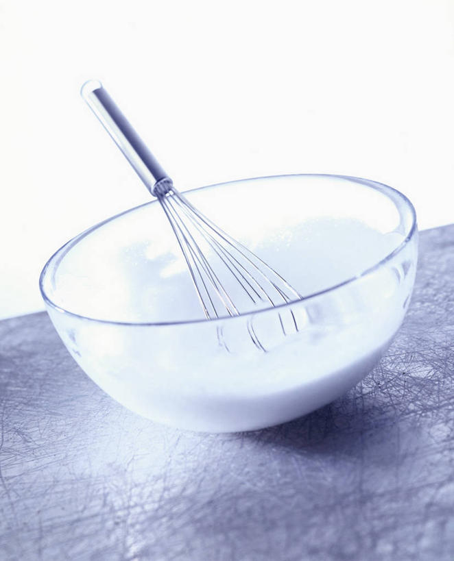 点心,无人,竖图,俯视,室内,特写,白天,白色背景,烹饪,桌面,桌子,厨具,玻璃,金属制品,阴影,反射,金属,木制,影子,蛋,鸡蛋,食品,甜点,甜品,玻璃制品,食物,糕点,一个,木制品,容器,打蛋器,搅拌器,碗,甜食,奶油,摄影,影棚,单个,储藏,乳制品,储存,烹饪用具,卵,激凌,克林姆,淇淋,手动打蛋器,烹调用具,烹调,彩图,高角度拍摄,影棚拍摄,拍摄,贮存