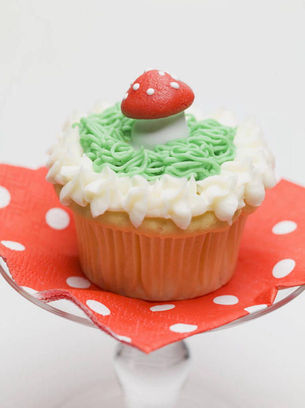 点心,无人,竖图,俯视,室内,特写,白天,白色背景,下午茶,桌面,桌子,餐具,阴影,反射,木制,碟子,盘,影子,食品,松饼,食物,糕点,一个,盘子,木制品,碟,摄影,影棚,单个,纸托,玛芬蛋糕,蛋糕托,蛋糕托纸,蛋糕纸托,彩图,高角度拍摄,影棚拍摄,拍摄