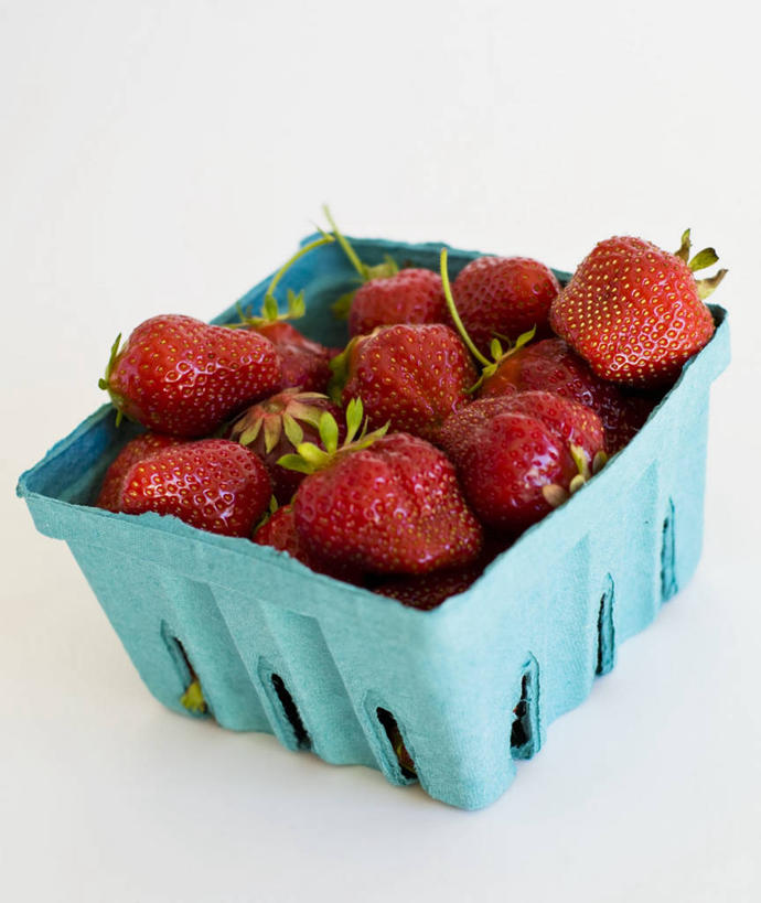 无人,竖图,俯视,室内,特写,白天,白色背景,桌面,桌子,草莓,浆果,水果,一堆,许多,阴影,堆叠,堆积,新鲜,反射,木制,影子,塑料,生食,食品,果实,很多,食物,一个,红色,蓝色,木制品,容器,塑料制品,碗,摄影,有机食品,绿色食品,影棚,单个,储藏,堆,储存,洋莓,水果皇后,红莓,地莓,彩图,高角度拍摄,影棚拍摄,拍摄,贮存