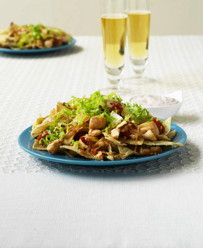 红酒,葡萄酒,无人,竖图,俯视,室内,特写,白天,白色背景,植物,桌面,桌子,蔬菜,杯子,餐具,叶子,阴影,新鲜,反射,木制,碟子,高脚杯,盘,纹理,影子,鸡肉,肉,生食,蔬菜沙拉,沙拉,食品,绿叶,红酒杯,白葡萄酒,酒类,两杯,色拉,沙律,肉类,玻璃制品,酒,食物,饮料,两个,绿色,盘子,酒杯,木制品,碟,嫩叶,摄影,有机食品,绿色食品,影棚,色拉酱,葡萄酒杯,千岛酱,肉食,肌理,叶,叶片,叶脉,玻璃杯,彩图,高角度拍摄,影棚拍摄,拍摄