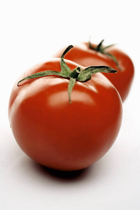 无人,竖图,俯视,室内,特写,白天,白色背景,桌面,桌子,蔬菜,西红柿,阴影,新鲜,反射,木制,影子,食品,食物,两个,红色,木制品,摄影,有机食品,绿色食品,影棚,番茄,彩图,高角度拍摄,影棚拍摄,拍摄