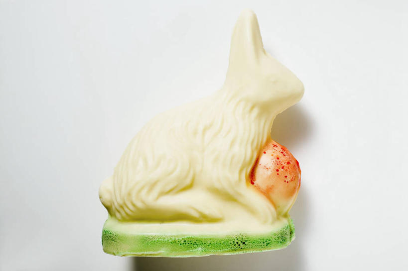 无人,横图,俯视,室内,特写,白天,白色背景,桌面,桌子,哺乳动物,雕塑,复活节,阴影,节日,庆祝,艺术,装饰,反射,木制,兔子,雕刻,雕像,影子,食品,糖,糖果,甜点,甜品,文化,白巧克力,食物,动物,木制品,工艺品,甜食,巧克力,庆典,摄影,影棚,纪念,朱古力,兔,美术,主题,陈列,功能,美学,彩图,高角度拍摄,影棚拍摄,拍摄