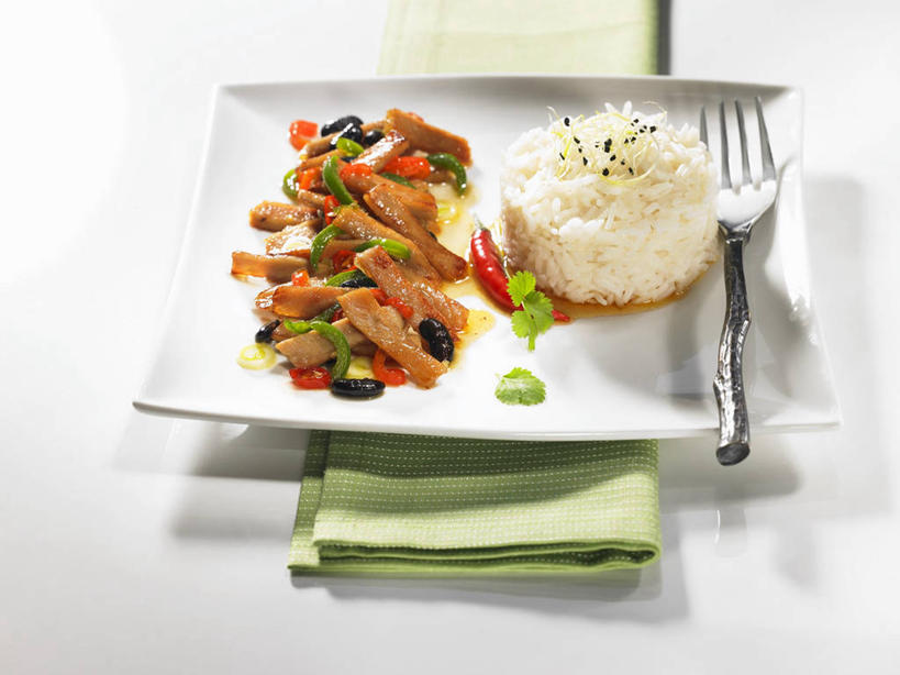 无人,横图,俯视,室内,特写,白天,白色背景,桌面,桌子,辣椒,蔬菜,餐具,金属制品,阴影,新鲜,反射,金属,木制,叉子,碟子,盘,影子,肉,食品,猪肉,肉类,食物,一个,盘子,餐巾,木制品,碟,摄影,有机食品,绿色食品,影棚,单个,肉食,餐叉,辣角,红海椒,大椒,辣虎,广椒,豚肉,保洁方巾,口布,进餐用具,辣子,红辣椒,海椒,番椒,彩图,高角度拍摄,影棚拍摄,拍摄