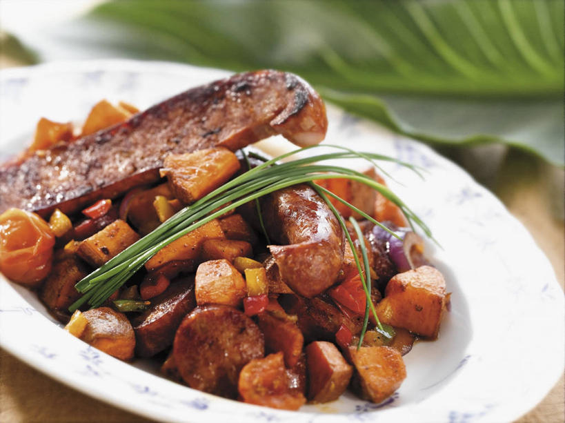 无人,横图,俯视,室内,特写,白天,植物,桌面,桌子,蔬菜,土豆,餐具,叶子,阴影,新鲜,反射,木制,碟子,盘,纹理,影子,葱,山药,肉,香肠,食品,绿叶,草药,药草,腊肠,猪肉,肉类,中药,食物,一个,绿色,自然,盘子,木制品,碟,嫩叶,有机食品,绿色食品,生长,单个,成长,细香葱,香葱,药材,中草药,肉食,豚肉,中药材,本草,肌理,馍馍蛋,薯蓣,怀山药,淮山药,玉延,山薯,叶,叶片,叶脉,洋芋,山药蛋,马铃薯,彩图,高角度拍摄