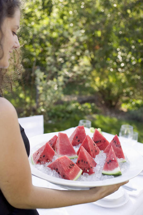 西方人,一个人,站,捧,竖图,室外,白天,侧面,植物,西瓜,餐具,水果,欧洲,欧洲人,仅一个年轻女性,仅一个女性,仅一个人,切开,服装,环保,新鲜,碟子,盘,生食,食品,果实,防护,休闲装,树,树木,食物,一个,衣服,红色,绿色,自然,盘子,碟,切,站着,休闲,休闲服,服饰,有机食品,绿色食品,生长,单个,成长,美好,美妙,间隔,剖面,切面,美观,雅观,绿篱,生篱,树篱,植篱,年轻女性,女人,女性,白种人,寒瓜,端,端着,捧着,手捧,站立,半身,彩图