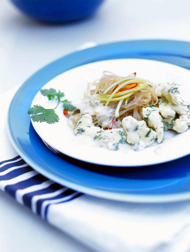 面食,通心粉,无人,竖图,俯视,室内,特写,白天,西餐,桌面,桌子,蔬菜,餐具,阴影,花纹,新鲜,反射,木制,布,碟子,盘,图案,影子,鸡肉,面,肉,生食,蔬菜沙拉,通心面,沙拉,料理,食品,布纹,色拉,沙律,肉类,食物,盘子,木制品,碟,西式,有机食品,绿色食品,色拉酱,布匹,千岛酱,肉食,彩图,高角度拍摄