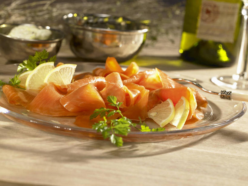 海鲜,三文鱼,无人,横图,俯视,室内,特写,白天,桌面,桌子,鲑鱼,柠檬,蔬菜,餐具,水果,叶子,玻璃,阴影,朦胧,模糊,新鲜,反射,木制,碟子,盘,影子,肉,生食,食用油,油,鱼肉,橄榄油,食品,果实,绿叶,蔬果,水产,肉类,海洋生物,玻璃制品,食物,一个,盘子,玻璃瓶,木制品,瓶子,碟,嫩叶,有机食品,绿色食品,单个,大马哈鱼,水生动物,海产品,水生物,肉食,海底动物,植物油,撒蒙鱼,萨门鱼,冰海之皇,鲑,马哈鱼,麻哈鱼,大麻哈鱼,叶,叶片,益母果,柠果,彩图,高角度拍摄