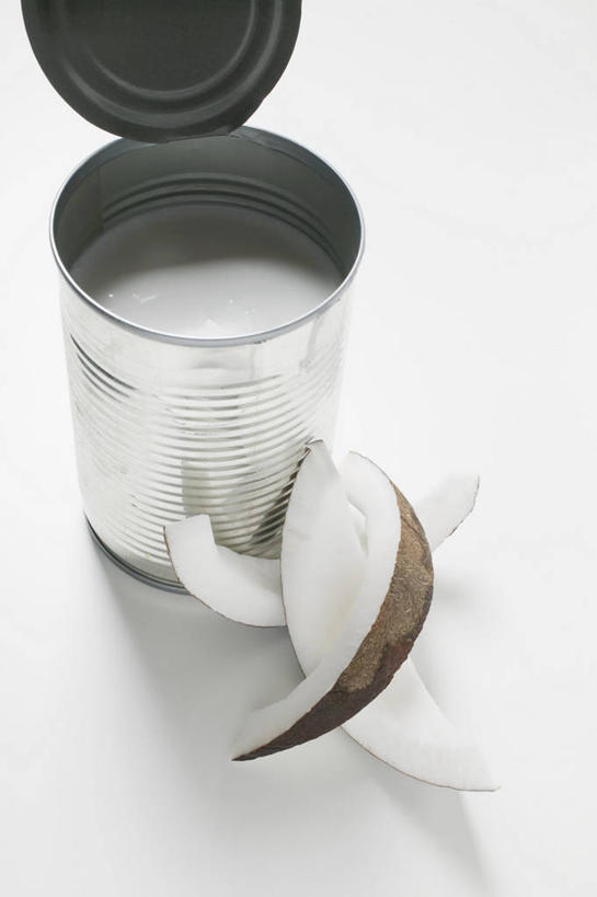 果汁,无人,竖图,俯视,室内,特写,白天,白色背景,桌面,桌子,椰子,水果,阴影,新鲜,反射,木制,罐头,罐子,影子,生食,食品,果实,饮品,食物,饮料,一个,木制品,摄影,有机食品,绿色食品,影棚,单个,椰汁,椰子汁,罐头食品,可口,大椰,胥余,椰瓢,越王头,适口,彩图,高角度拍摄,影棚拍摄,拍摄