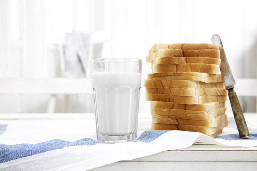 点心,面包,牛奶,无人,横图,室内,特写,白天,正面,生活用品,桌面,桌子,杯子,餐具,金属制品,一排,许多,阴影,朦胧,模糊,整齐,反射,金属,木制,工具,影子,纸,食品,面点,刀具,饮品,很多,营养,吐司,玻璃制品,食物,糕点,饮料,排列,一个,木制品,水杯,纸巾,日用品,刀,单个,卫生纸,法式面包,堆,乳制品,奶,牛乳,队列,餐刀,吐司面包,安神,生活用纸,玻璃杯,彩图,多士,听型面包