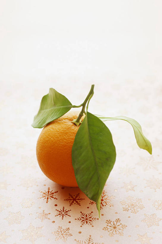 无人,竖图,俯视,室内,特写,白天,白色背景,植物,桌面,桌子,水果,叶子,阴影,新鲜,反射,木制,纹理,影子,生食,食品,果实,绿叶,食物,一个,绿色,木制品,橙色,嫩叶,摄影,有机食品,绿色食品,影棚,单个,甜橙,肌理,叶,叶片,叶脉,橙子,橙,彩图,高角度拍摄,影棚拍摄,拍摄,鹄壳,黄橙,黄果,金橙,金环,金球,糖橙