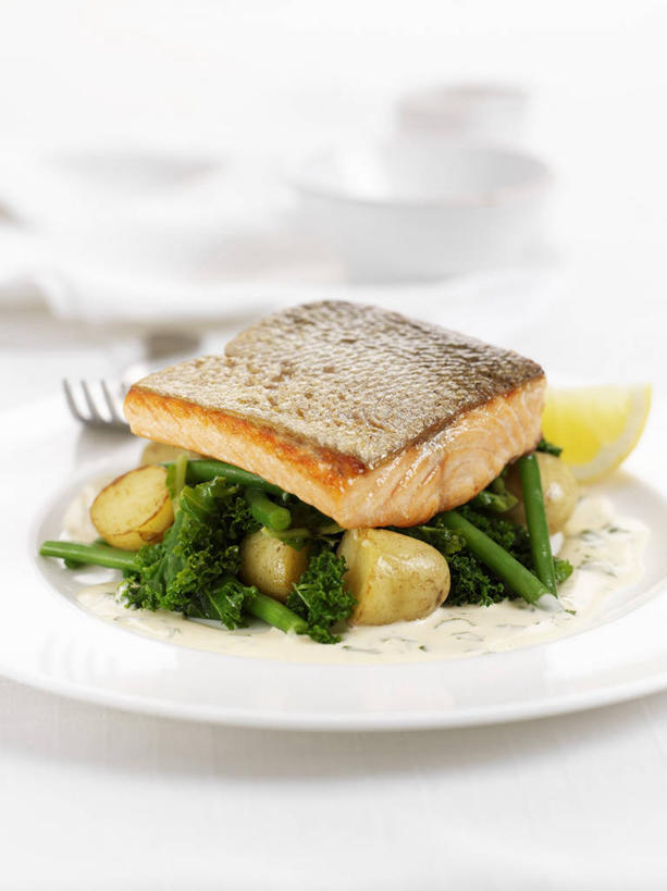 海鲜,三文鱼,无人,竖图,俯视,室内,特写,白天,白色背景,桌面,桌子,鲑鱼,蔬菜,土豆,餐具,阴影,朦胧,模糊,新鲜,反射,木制,碟子,盘,影子,花菜,花椰菜,西兰花,肉,鱼肉,食品,水产,肉类,海洋生物,食物,一个,盘子,木制品,碟,摄影,有机食品,绿色食品,影棚,单个,椰菜花,大马哈鱼,水生动物,海产品,水生物,肉食,海底动物,撒蒙鱼,萨门鱼,冰海之皇,鲑,馍馍蛋,马哈鱼,麻哈鱼,大麻哈鱼,甘蓝花,洋芋,山药蛋,马铃薯,彩图,高角度拍摄,影棚拍摄,拍摄