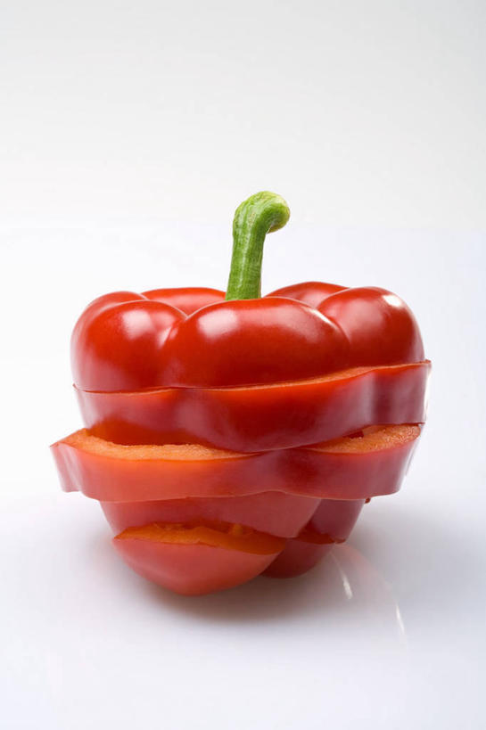 无人,竖图,俯视,室内,特写,白天,白色背景,桌面,桌子,辣椒,蔬菜,切开,阴影,新鲜,反射,木制,影子,食品,食物,一个,红色,木制品,切,摄影,有机食品,绿色食品,影棚,单个,剖面,切面,辣角,红海椒,大椒,辣虎,广椒,辣子,红辣椒,海椒,番椒,彩图,高角度拍摄,影棚拍摄,拍摄