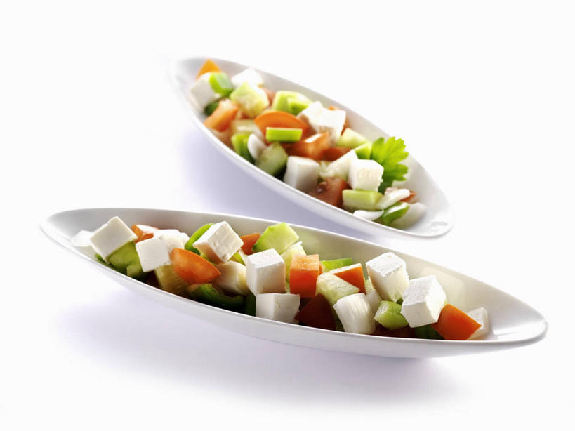 奶酪,无人,横图,俯视,室内,特写,白天,白色背景,桌面,桌子,萝卜,胡萝卜,黄瓜,蔬菜,阴影,新鲜,反射,木制,影子,陶瓷,生食,蔬菜沙拉,干酪,起司,沙拉,食品,陶瓷制品,芝士,营养,色拉,沙律,食物,两个,木制品,容器,碗,乳酪,摄影,有机食品,绿色食品,影棚,色拉酱,储藏,乳制品,储存,千岛酱,发酵,山羊奶酪,青瓜,胡瓜,红萝卜,甘荀,彩图,高角度拍摄,影棚拍摄,拍摄,贮存