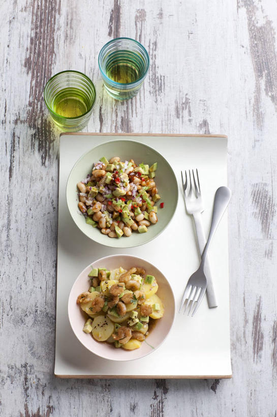 无人,竖图,俯视,室内,特写,白天,桌面,桌子,蔬菜,土豆,杯子,餐具,金属制品,阴影,新鲜,反射,金属,木制,叉子,刀叉,刀子,影子,陶瓷,生食,蔬菜沙拉,沙拉,食品,陶瓷制品,色拉,沙律,玻璃制品,食物,两个,木制品,容器,水杯,碗,有机食品,绿色食品,色拉酱,储藏,储存,餐刀,千岛酱,餐叉,馍馍蛋,玻璃杯,进餐用具,洋芋,山药蛋,马铃薯,彩图,高角度拍摄,贮存