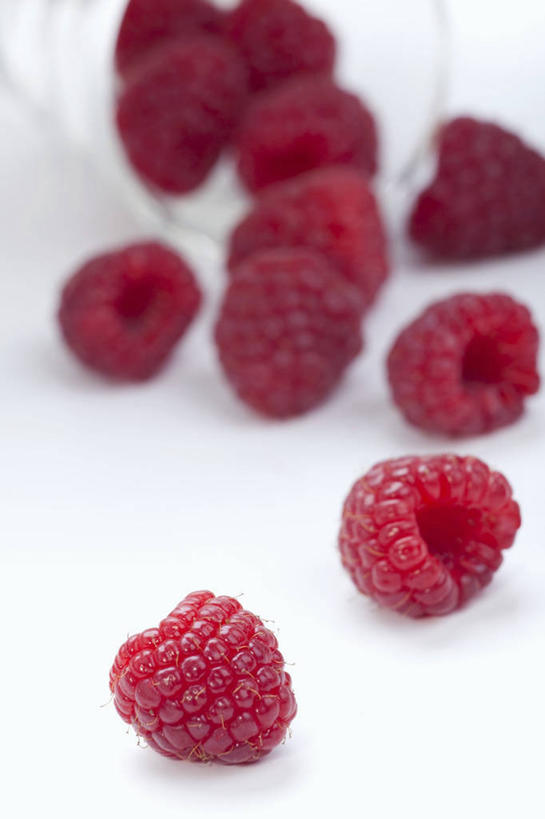 无人,竖图,俯视,室内,特写,白天,白色背景,桌面,桌子,水果,许多,阴影,新鲜,反射,木制,影子,生食,食品,果实,很多,食物,红色,木制品,摄影,有机食品,绿色食品,影棚,山莓,树莓,三月泡,四月泡,山抛子,刺葫芦,悬钩子,馒头菠,高脚菠,龙船泡,泡儿刺,彩图,高角度拍摄,影棚拍摄,拍摄