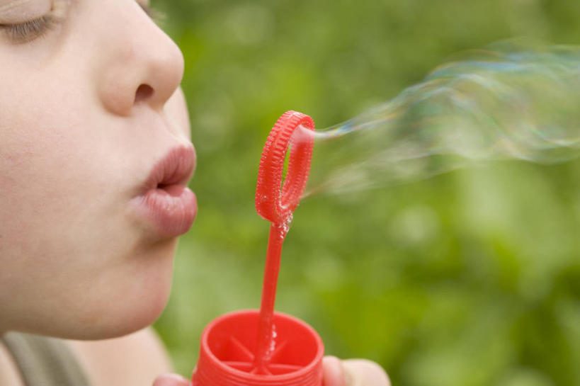 西方人,儿童,脸,头,脸颊,手,一个人,闭眼,横图,室外,特写,白天,侧面,游戏,纯洁,草地,草坪,植物,玩具,欧洲,欧洲人,仅一个男性,仅一个人,握,服装,朦胧,模糊,拿,玩,拿着,休闲装,娱乐,草,一个,小孩,衣服,红色,绿色,泡泡,吹,仅一个小孩,休闲,手部,休闲服,可爱,童年,童趣,益智,握着,服饰,单个,活动,单手,发泄,消遣,智力,泡泡机,童真,烂漫,无邪,宣泄,天真,男孩,男人,男性,白种人,孩子,头部,脸部,脸蛋,面部,闭眼睛,闭着眼,闭着眼睛,玩耍,嬉戏,半身,彩图,男生