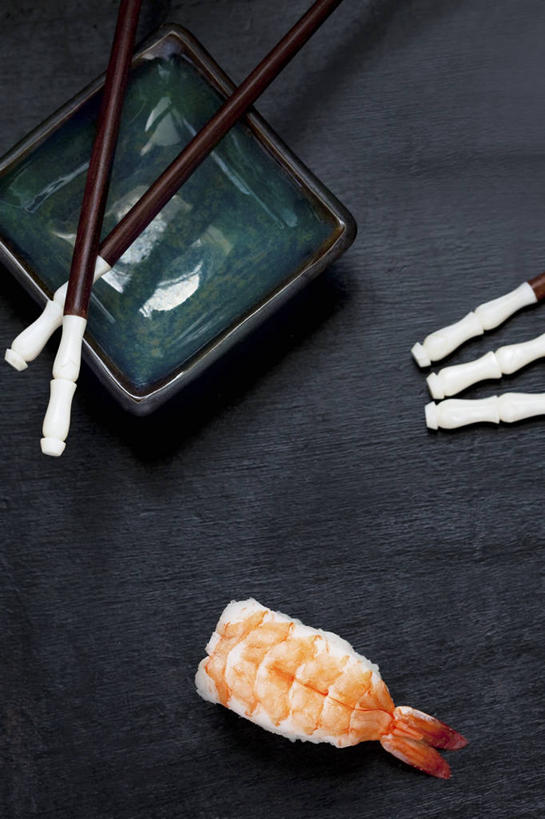 海鲜,米饭,寿司,无人,竖图,俯视,室内,特写,白天,烹饪,筷子,桌面,桌子,餐具,一双,阴影,反射,木制,碟子,盘,影子,虾,日本料理,料理,食品,饭,文化,传统,水产,菜肴,美食,大虾,海洋生物,食物,一个,盘子,木制品,碟,日式料理,日式,佳肴,对虾,单个,礼节,五谷,水生动物,海产品,醋饭,礼仪,水生物,海底动物,斑节虾,四喜饭,东方对虾,中国对虾,进餐用具,彩图,高角度拍摄