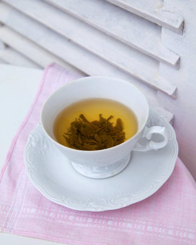 无人,竖图,俯视,室内,特写,白天,幸福,茶,桌面,桌子,杯子,餐具,阴影,反射,木制,碟子,盘,影子,陶瓷,茶叶,陶瓷制品,一杯,娱乐,一个,盘子,餐巾,木制品,水杯,碟,享受,休闲,温馨,放松,乐趣,单个,提神,舒适,醒脑,保洁方巾,口布,茶杯,彩图,高角度拍摄,白茶,福鼎白茶