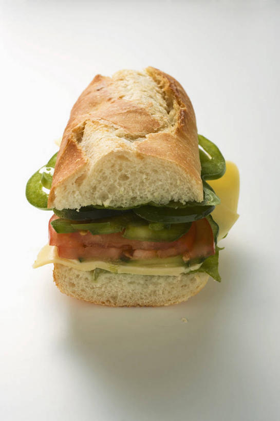 点心,面包,奶酪,无人,竖图,俯视,室内,特写,白天,白色背景,烹饪,西餐,桌面,桌子,蔬菜,西红柿,阴影,新鲜,反射,木制,影子,生菜,莴苣,干酪,起司,三明治,料理,食品,面点,芝士,营养,法国面包,菜肴,美食,食物,糕点,一个,木制品,快餐,乳酪,西式,摄影,佳肴,有机食品,绿色食品,影棚,单个,法棍,长棍面包,乳制品,发酵,西式快餐,三文治,法式长棍面包,春菜,鹅仔菜,莴仔菜,千金菜,叶用莴苣,番茄,彩图,高角度拍摄,影棚拍摄,拍摄