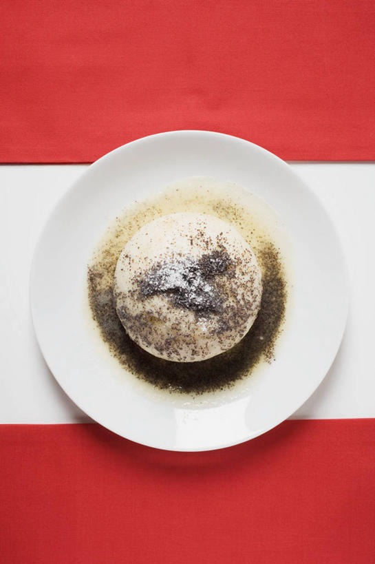 点心,汤团,无人,竖图,俯视,室内,特写,白天,桌面,桌子,餐具,阴影,红色背景,反射,木制,碟子,粉末,盘,影子,调料,料理,食品,糖,调味品,调味料,美食,食物,糕点,一个,盘子,木制品,碟,中式,粉,摄影,影棚,单个,罂粟籽,汤圆,糖粉,元宵,粉状,粉剂,阿芙蓉,彩图,高角度拍摄,影棚拍摄,拍摄,糖类,米囊,御米