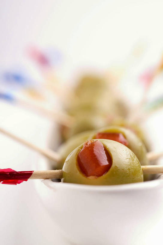 无人,竖图,俯视,室内,特写,白天,桌面,桌子,橄榄,辣椒,蔬菜,水果,阴影,朦胧,模糊,新鲜,反射,木制,影子,陶瓷,生食,食品,果实,陶瓷制品,蔬果,竹签,食物,木制品,容器,碗,有机食品,绿色食品,储藏,储存,彩椒,辣角,红海椒,大椒,辣虎,广椒,取食签,青果,白榄,甜椒,柿子椒,辣子,海椒,番椒,灯笼椒,彩图,高角度拍摄,贮存