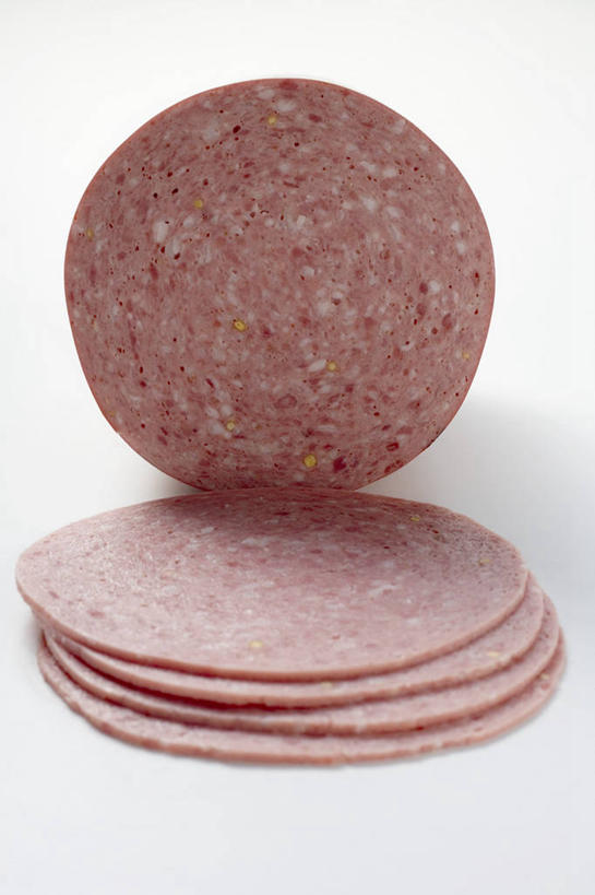 无人,竖图,俯视,室内,特写,白天,白色背景,桌面,桌子,切开,阴影,反射,木制,影子,肉,香肠,腊肠,猪肉,肉类,木制品,切,摄影,影棚,剖面,肉食,切面,豚肉,彩图,高角度拍摄,影棚拍摄,拍摄