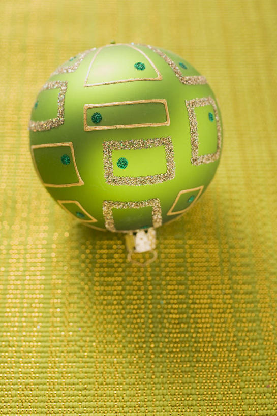 无人,竖图,俯视,室内,特写,白天,桌面,桌子,静物,圣诞节,阴影,黄色背景,节日,庆祝,装饰,反射,木制,挂饰,影子,圣诞球,文化,球,一个,绿色,木制品,庆典,球体,摄影,影棚,单个,纪念,华丽,修饰,点缀,衬托,美观,雅致,雅观,彩图,高角度拍摄,影棚拍摄,拍摄