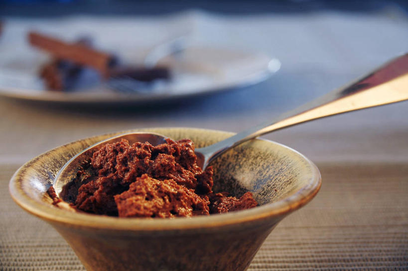 无人,横图,俯视,室内,特写,白天,桌面,桌子,餐具,金属制品,阴影,朦胧,模糊,反射,金属,木制,碟子,粉末,盘,影子,勺子,陶瓷,调味,香料,佐料,果实,种子,陶瓷制品,肉桂,可可,一个,盘子,木制品,容器,调羹,碟,汤匙,碗,粉,单个,储藏,可可粉,配料,储存,桂皮,可可豆,作料,官桂,牡桂,筒桂,香桂,玉桂,粉状,粉剂,可可子,彩图,高角度拍摄,贮存