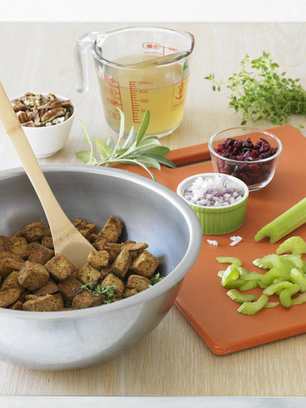 无人,竖图,俯视,室内,特写,白天,植物,桌面,桌子,樱桃,芹菜,蔬菜,洋葱,水果,叶子,阴影,新鲜,反射,木制,纹理,影子,陶瓷,核桃,生食,食品,坚果,果实,绿叶,案板,陶瓷制品,蔬果,砧板,食物,绿色,木制品,容器,碗,干果,嫩叶,有机食品,绿色食品,储藏,储存,玉葱,小核桃,山核桃,胡桃,肌理,羌桃,美洲山核桃,叶,叶片,叶脉,樱珠,莺桃,英桃,楔桃,牛桃,荆桃,圆葱,药芹,洋葱头,水芹,球葱,旱芹,葱头,彩图,高角度拍摄,贮存