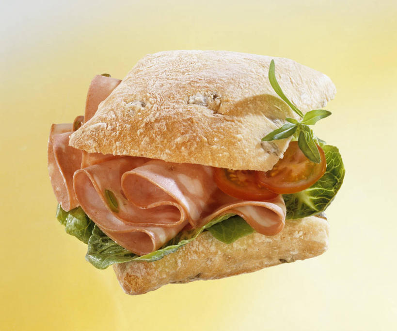 点心,面包,无人,横图,俯视,室内,特写,白天,烹饪,西餐,桌面,桌子,叶子,阴影,黄色背景,反射,木制,影子,生菜,莴苣,肉,三明治,料理,食品,面点,绿叶,火腿,猪肉,菜肴,美食,肉类,食物,腌制,糕点,一个,木制品,快餐,嫩叶,西式,摄影,佳肴,影棚,单个,肉食,西式快餐,三文治,豚肉,春菜,鹅仔菜,莴仔菜,千金菜,叶用莴苣,熏制,火肉,兰熏,猪腿,拖鞋面包,夏巴塔,意大利拖鞋面包,叶,叶片,彩图,高角度拍摄,影棚拍摄,拍摄