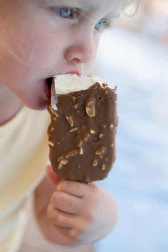 西方人,儿童,脸,头,脸颊,手,一个人,站,吃,竖图,室内,特写,白天,正面,纯洁,欧洲,欧洲人,仅一个男性,仅一个人,握,服装,朦胧,模糊,冰激凌,清凉,拿,拿着,注视,休闲装,一个,小孩,衣服,冷饮,观察,看,站着,仅一个小孩,休闲,舒服,手部,休闲服,冰淇淋,可爱,童年,童趣,握着,服饰,单个,观看,单手,解暑,察看,关注,解渴,雪糕,童真,烂漫,无邪,舒爽,冰糕,消暑,巧克力冰淇淋,天真,男孩,男人,男性,白种人,孩子,头部,脸部,脸蛋,面部,嚼,食,站立,半身,彩图,男生