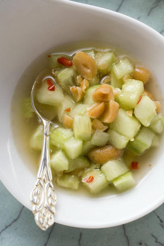 无人,竖图,俯视,室内,特写,白天,植物,桌面,桌子,豆,花生,黄瓜,蔬菜,金属制品,阴影,新鲜,反射,金属,木制,影子,勺子,陶瓷,豆类,豆子,调料,酱料,酱汁,佐料,食品,坚果,陶瓷制品,调味品,调味料,酱,辣酱,食物,一个,木制品,容器,调羹,汤匙,碗,长生果,有机食品,绿色食品,单个,储藏,辣椒酱,储存,花生仁,豆科,落花生,落生,花生米,青瓜,花生豆,胡瓜,彩图,高角度拍摄,贮存