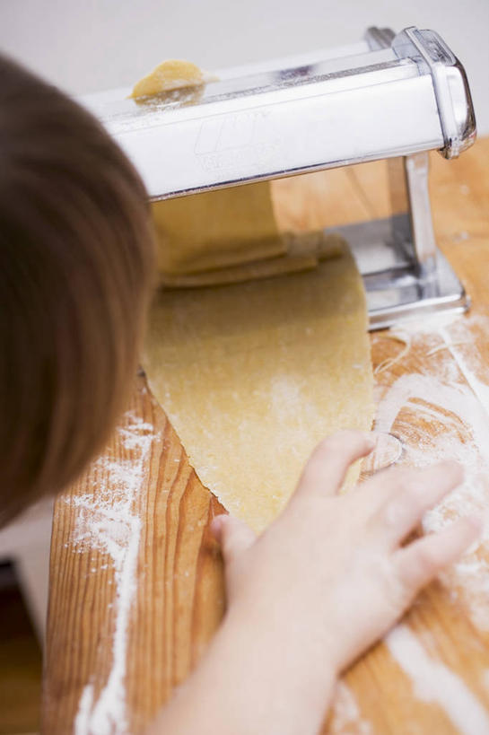 面食,面条,意大利面,西方人,儿童,脸,头,脸颊,手,一个人,竖图,俯视,室内,特写,白天,西餐,纯洁,桌面,桌子,欧洲,欧洲人,仅一个女性,仅一个人,切开,握,阴影,反射,木制,电器,工具,影子,面,料理,食品,拿,拿着,设备,食物,小孩,木制品,切,仅一个小孩,手部,可爱,童年,童趣,西式,握着,单手,家电,家用电器,童真,烂漫,无邪,面条机,天真,女孩,女人,女性,白种人,孩子,头部,脸部,脸蛋,面部,半身,彩图,高角度拍摄,女生