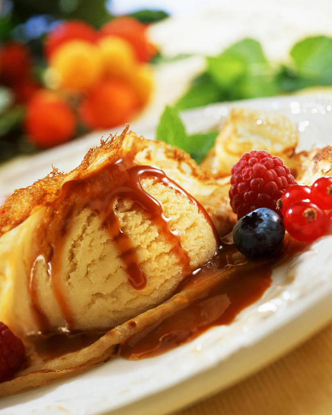 无人,竖图,俯视,室内,特写,白天,桌面,桌子,草莓,浆果,蓝莓,餐具,水果,叶子,阴影,朦胧,模糊,新鲜,反射,粘稠,木制,碟子,盘,影子,调料,生食,食品,糖,冰激凌,果实,绿叶,调味品,清凉,调味料,食物,一个,盘子,木制品,碟,冷饮,舒服,嫩叶,冰淇淋,有机食品,绿色食品,单个,糖浆,解暑,解渴,雪糕,山莓,树莓,三月泡,四月泡,山抛子,刺葫芦,悬钩子,馒头菠,高脚菠,龙船泡,泡儿刺,黏稠,舒爽,冰糕,消暑,浓厚,叶,叶片,洋莓,水果皇后,山都柿,蓝浆果,蓝靛果,红莓,地莓,彩图,高角度拍摄